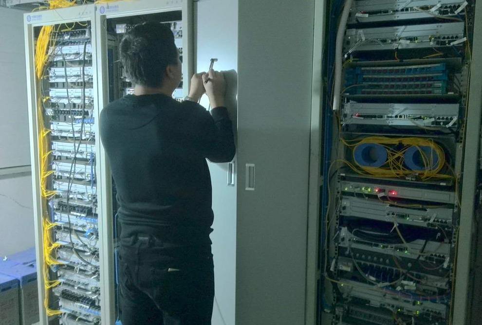 1596698847635704.jpg 工作人員現(xiàn)場(chǎng)安裝設(shè)備.jpg